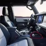 Innenraum eines Ford Bronco Outer Banks 60th Anniversary mit Armaturenbrett und Vordersitzen