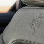 Eingeprägtes Bronco-Pferd im Bezug einer Vordersitzlehne