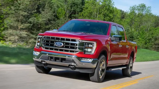 Roter Ford F-150 des Modelljahrs 2021 fährt auf einer Landstraße