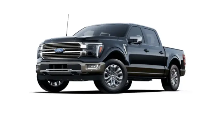 Dunkler Ford F-150 King Ranch in Front-Dreiviertelansicht vor weißem Hintergrund