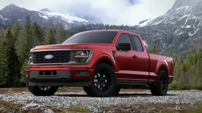 Roter Ford F-150 STX SuperCab in Front-Dreiviertelansicht vor einer Berglandschaft