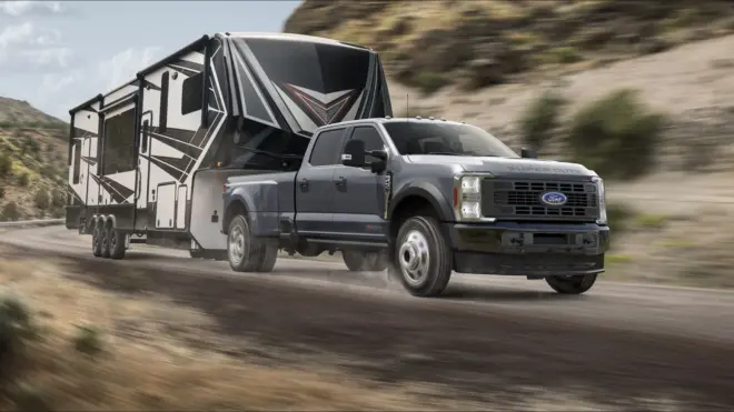 Grauer Ford F-450 Super Duty zieht einen großen Fifth-Wheel-Wohnanhänger