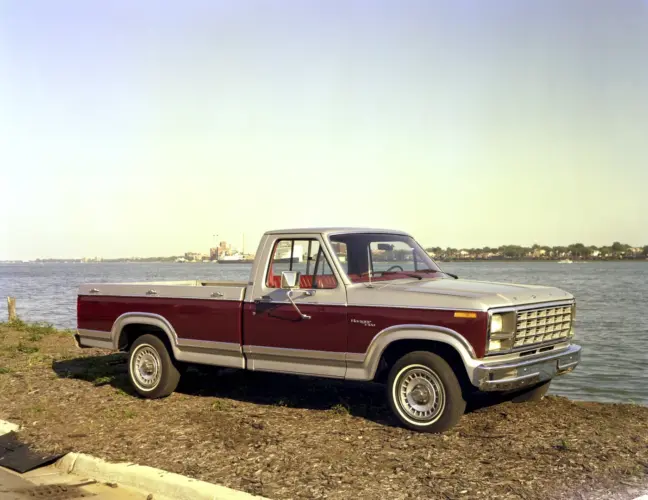 Zweifarbiger 1980 Ford F-100 Ranger am Ufer