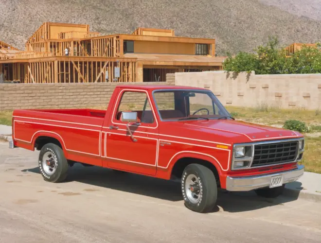 Roter 1980 Ford F-150 Custom auf einer Straße