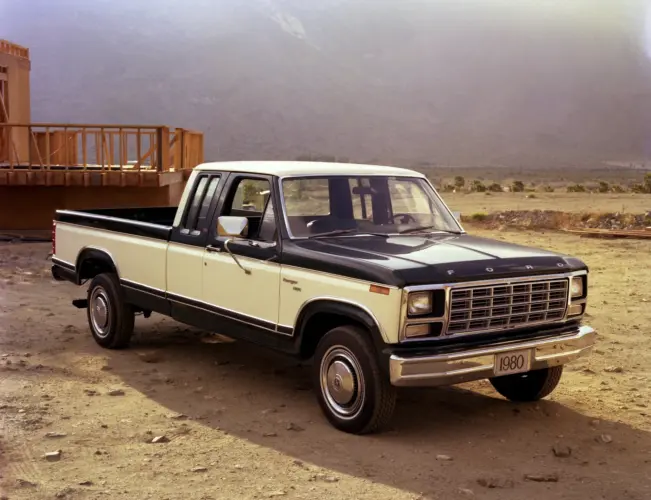 Zweifarbiger 1980 Ford F-250 Ranger auf einer Baustelle
