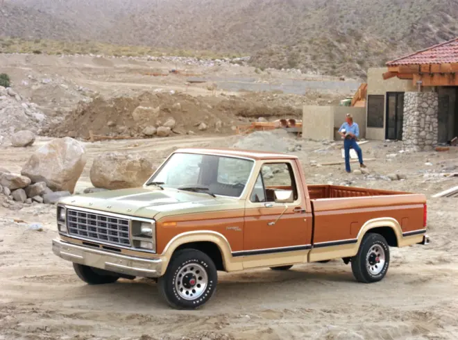 Zweifarbiger 1981 Ford F-150 Ranger auf felsigem Untergrund