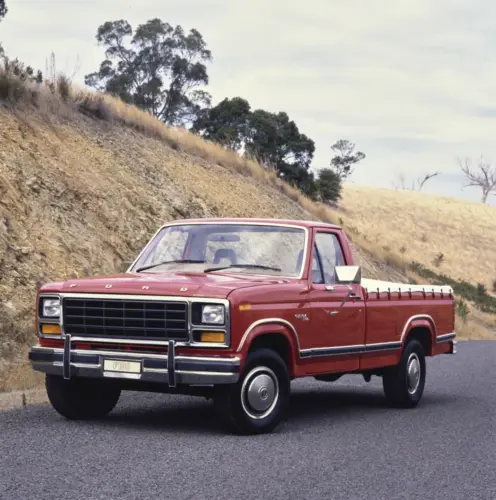 Roter 1981 Ford F-100 mit Ladeflächenaufbau auf einer Landstraße