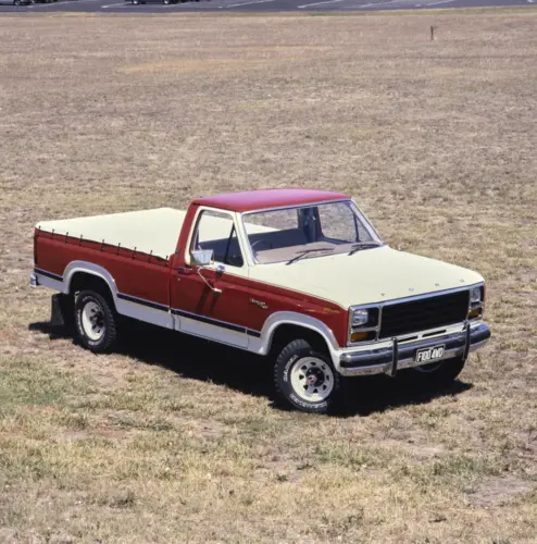 Rot-weißer 1981 Ford F-100 4WD auf einer Wiese