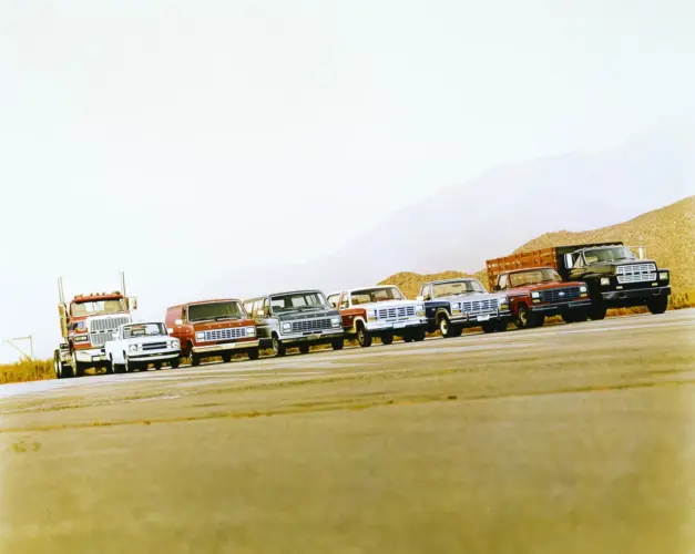 Ford-Nutzfahrzeugpalette des Modelljahrs 1982 auf einer Teststrecke