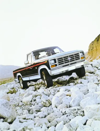 Zweifarbiger 1982 Ford F-150 XLT im felsigen Gelände