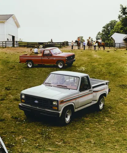 1982 Ford F-150 XLS mit einem zweiten Pickup im Hintergrund