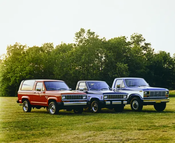 Ford Bronco II, Ranger und F-Series des Modelljahrs 1984 auf einer Wiese