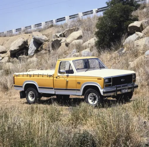 Gelber 1984 Ford F-100 4WD auf felsigem Gelände
