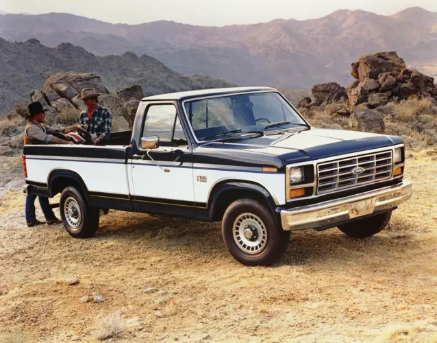 Zweifarbiger 1985 Ford F-150 in einer Berglandschaft