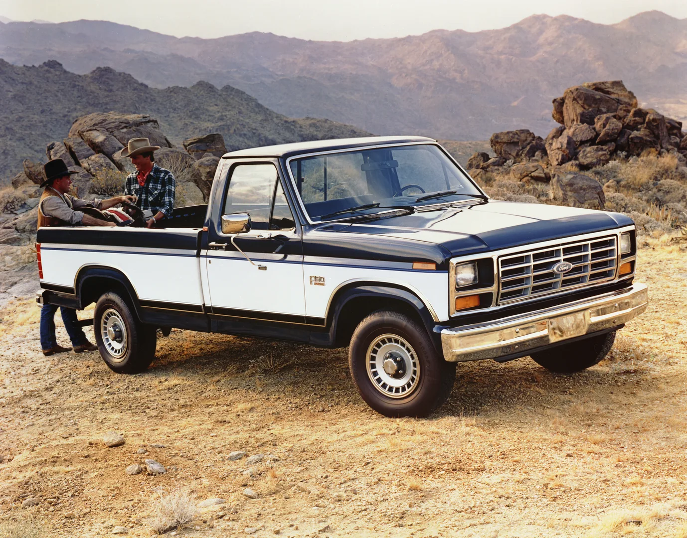Zweifarbiger 1985 Ford F-150 in einer Berglandschaft