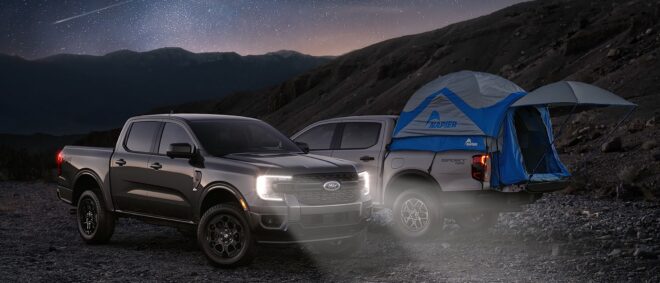 Zwei Ford Ranger mit Campingausrüstung unter einem Sternenhimmel