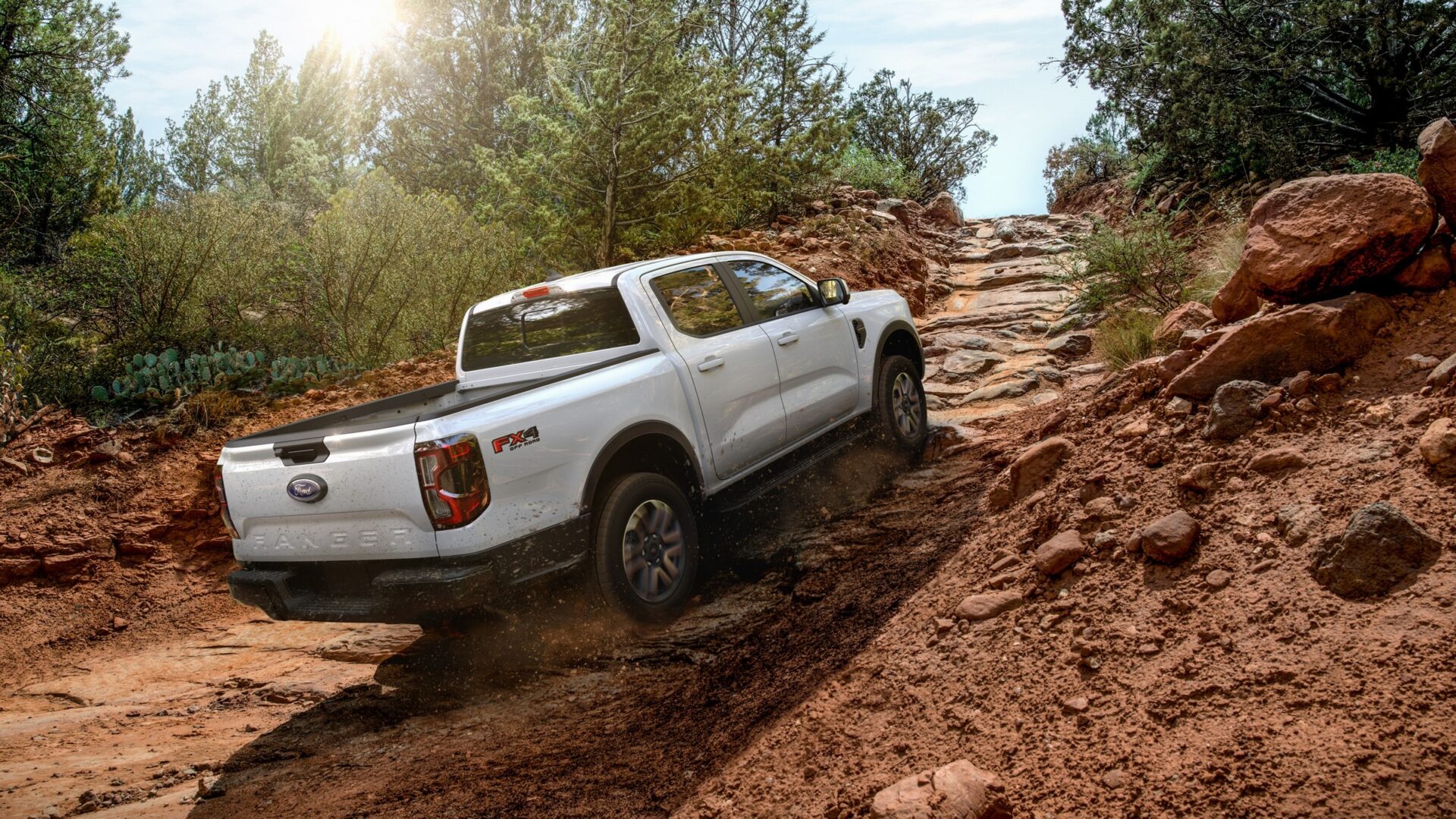Weißer Ford Ranger Lariat FX4 klettert über eine felsige Offroad-Passage