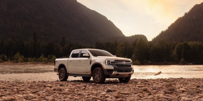 Weißer Ford Ranger Lariat FX4 steht an einem steinigen Flussufer