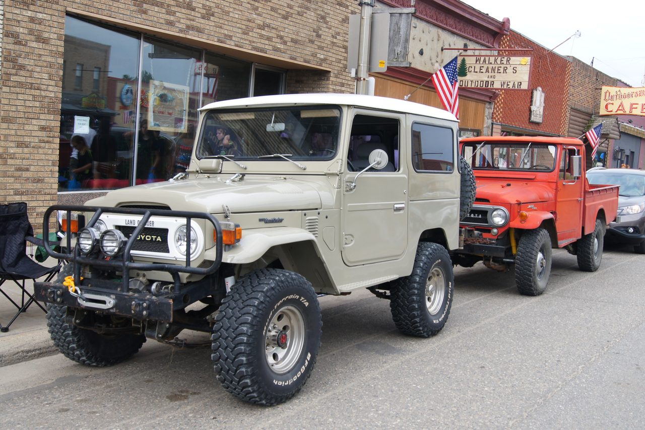 Zwei klassische Toyota Land Cruiser FJ40 und FJ45 aus den Jahren 1976 und 1965