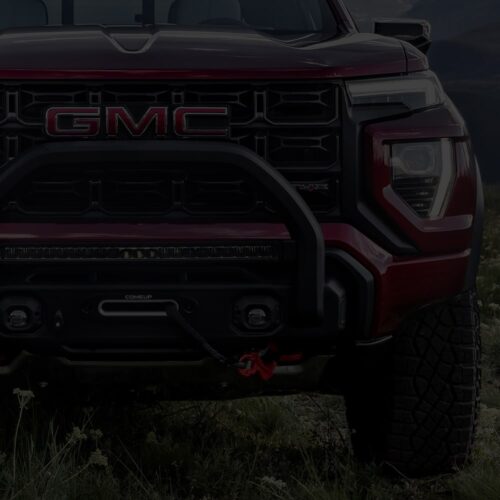 Frontpartie eines roten GMC Canyon AT4X mit Rammbügel und Seilwinde