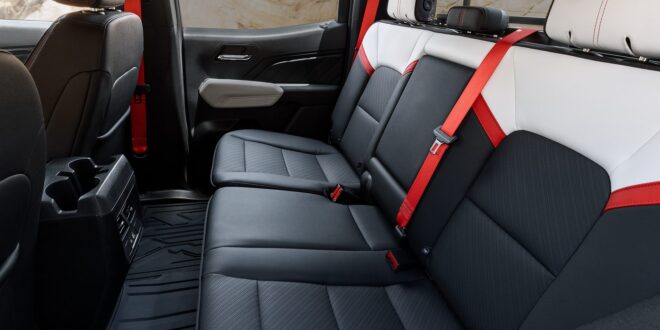 Rückbank des GMC Canyon AT4X mit roten Sicherheitsgurten