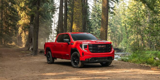 Roter GMC Sierra 1500 auf einem Waldweg