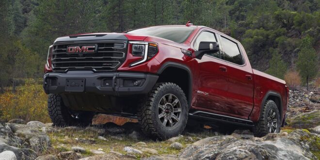 Roter GMC Sierra 1500 im felsigen Gelände