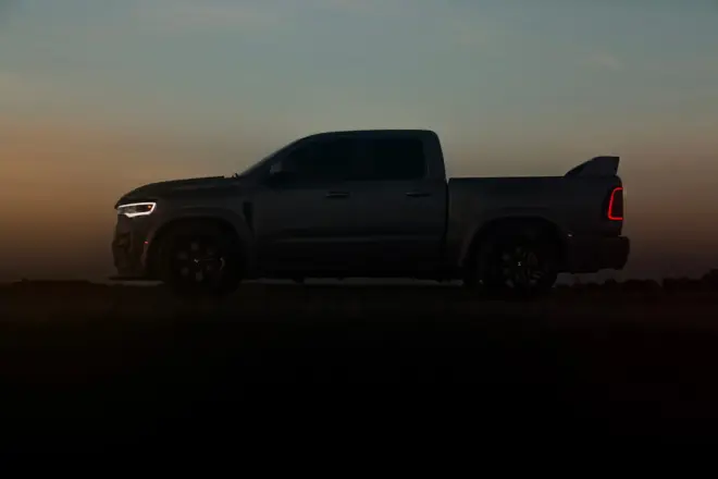 Getarnter Hennessey Maximus 1000 Ram Rumble Bee im dunklen Seitenprofil
