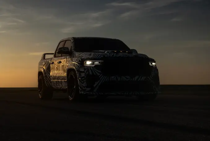 Getarnter Hennessey Maximus 1000 auf Basis des Ram 1500 Rumble Bee SRT von schräg vorn