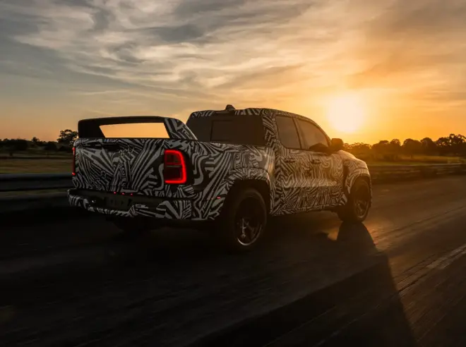 Getarnter Hennessey Maximus 1000 Ram Rumble Bee mit großem Heckflügel von schräg hinten