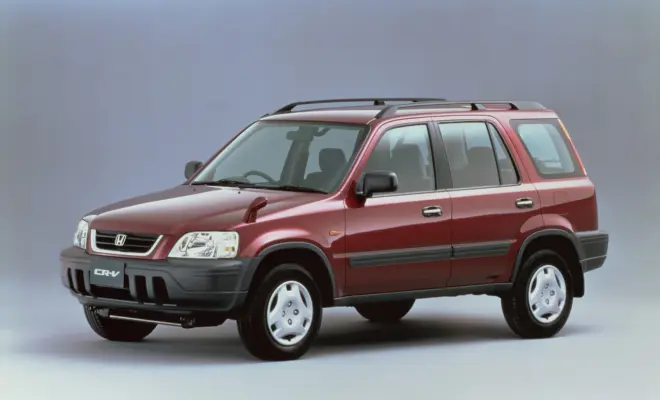 Roter Honda CR-V der ersten Generation in offizieller Front-Dreiviertelansicht