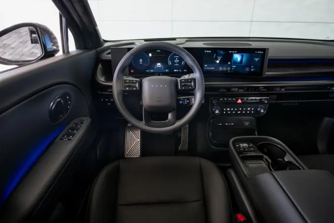Schwarzes Cockpit des Hyundai Ioniq 9 Calligraphy Black Ink mit Lenkrad und zwei Displays