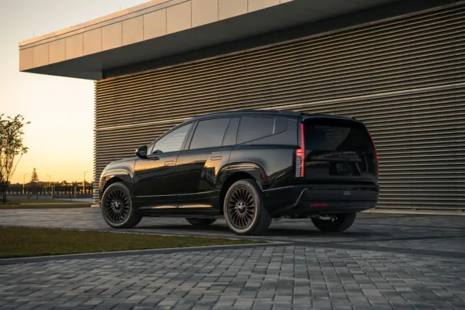 Schwarzer Hyundai Ioniq 9 Calligraphy Black Ink in Heck-Dreiviertelansicht
