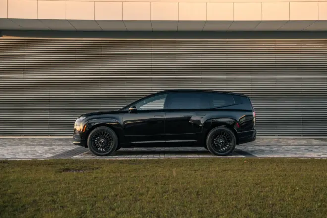 Schwarzer Hyundai Ioniq 9 Calligraphy Black Ink in vollständiger Seitenansicht