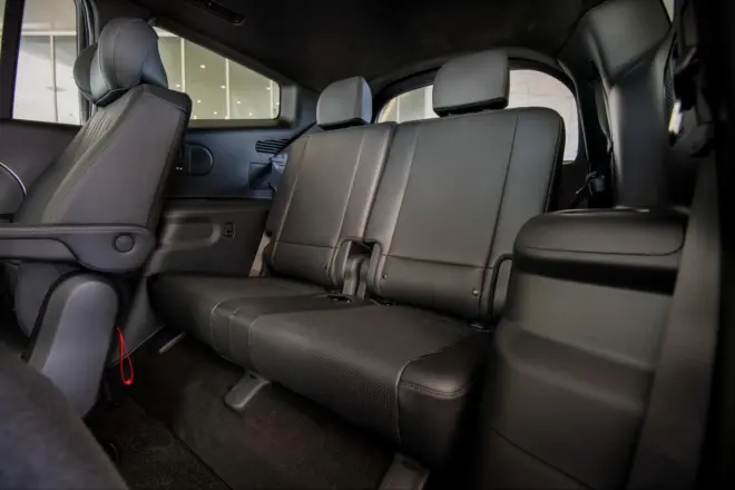 Schwarze Einzelsitze in der zweiten Reihe des Hyundai Ioniq 9 Calligraphy Black Ink