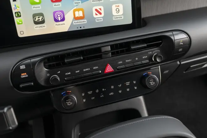Schwarzes Cockpit des Hyundai Palisade Night Package mit breitem Armaturenbrett und Zentraldisplay
