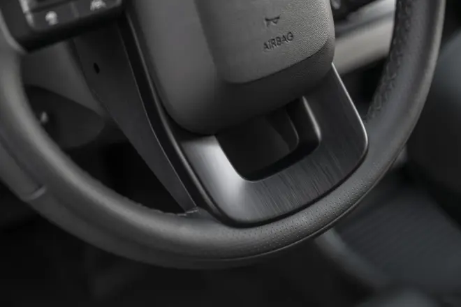 Nahaufnahme der schwarzen unteren Lenkradspange im Hyundai Palisade Night Package