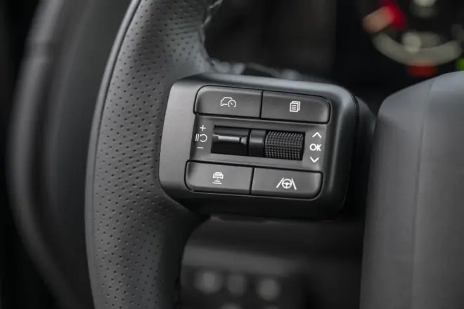 Nahaufnahme der Assistenz- und Menütasten am Lenkrad des Hyundai Palisade Night Package