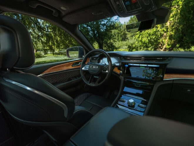 Blick vom Fond in den schwarzen Innenraum des Jeep Grand Cherokee 2027 mit großem Zentraldisplay