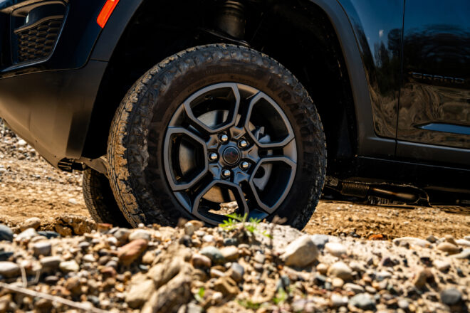 18-Zoll-Rad mit All-Terrain-Reifen am schwarzen Jeep Grand Cherokee Trailhawk 2027