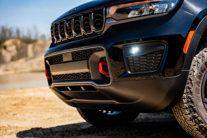 Frontstoßfänger des schwarzen Jeep Grand Cherokee Trailhawk 2027 mit rotem Abschlepphaken
