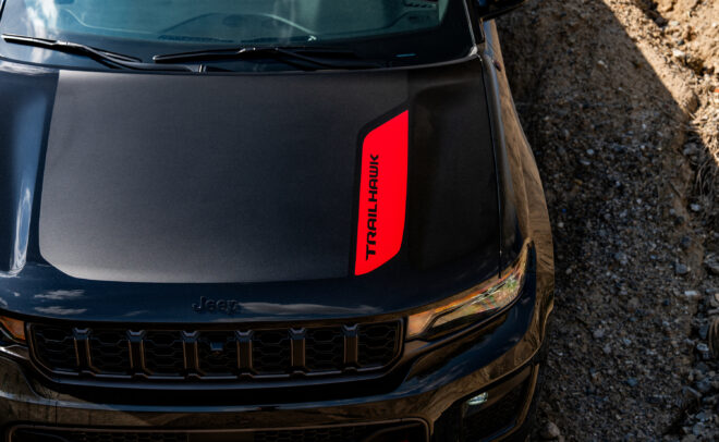 Schwarze Motorhaube des Jeep Grand Cherokee Trailhawk 2027 mit rotem Trailhawk-Schriftzug