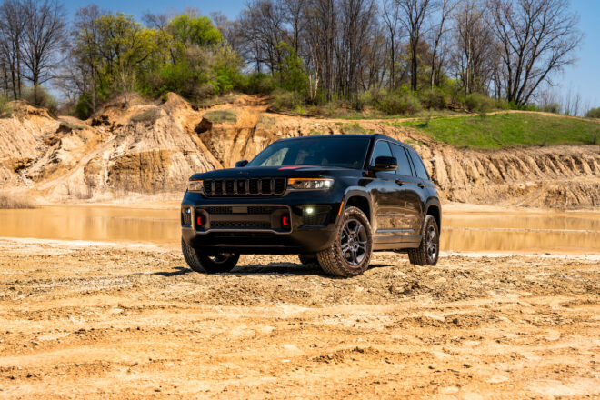 Schwarzer Jeep Grand Cherokee Trailhawk 2027 vor einem sandigen Steilhang