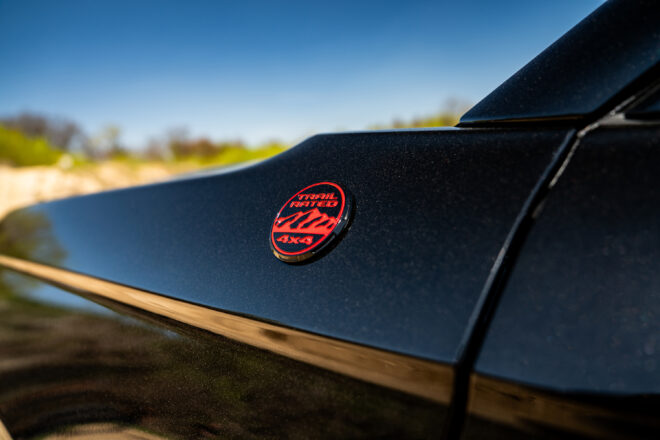Nahaufnahme des Trail-Rated-Emblems am schwarzen Jeep Grand Cherokee Trailhawk 2027