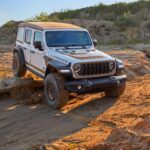Jeep Wrangler Laredo 2027 mit 35-Zoll-Reifen im Gelände