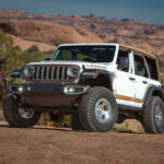 Jeep Wrangler Laredo Concept von vorn in der Felslandschaft von Moab