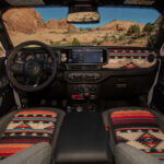Innenraum des Jeep Wrangler Laredo Concept mit gemusterten Sitzbezügen und Handschaltung