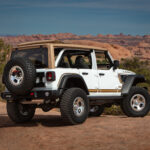 Jeep Wrangler Laredo Concept von hinten mit offenem Verdeck und Reserverad