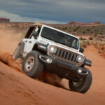 Jeep Wrangler Laredo Concept mit Staubfahne auf einem sandigen Offroad-Trail