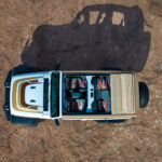 Jeep Wrangler Laredo Concept von oben mit geöffnetem beigem Verdeck